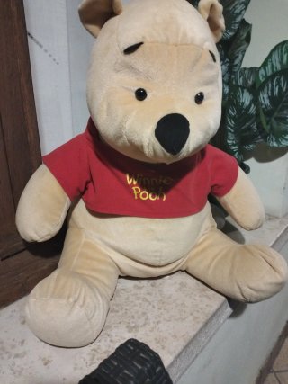Peluche Winnie the Pooh con maglietta rossa