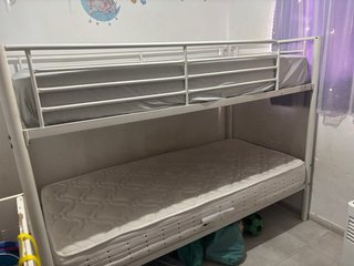 Literas con colchones y la escaleras tambien