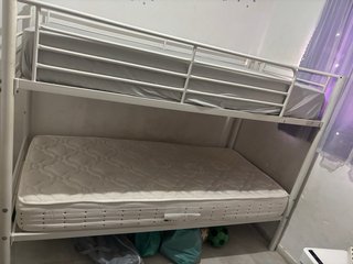 Literas con colchones y la escaleras tambien