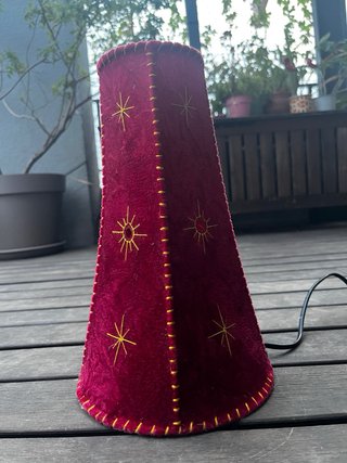 Lámpara de mesa roja de tela