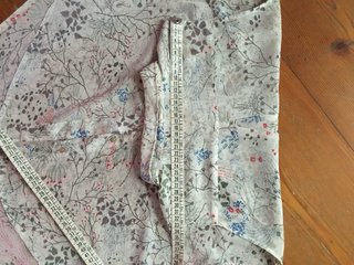 Camicia velata fiori senza maniche.