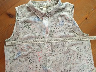 Camicia velata fiori senza maniche.