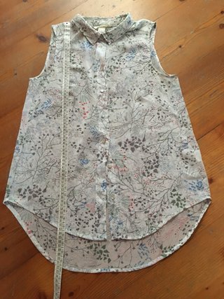 Camicia velata fiori senza maniche.