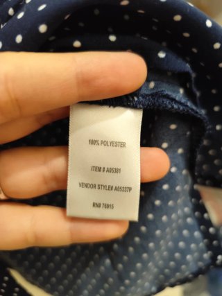 Blusa azul marino de puntos manga larga
