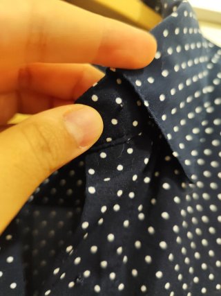 Blusa azul marino de puntos manga larga