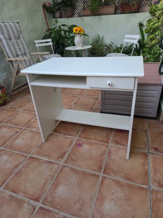 Escritorio blanco con cajón