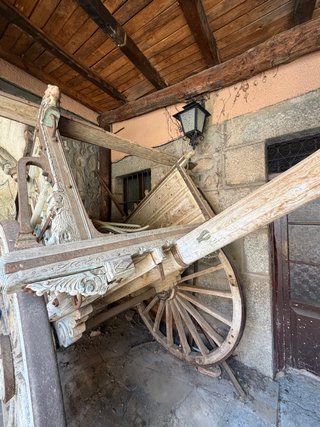 Carro de bueyes antiguo de madera
