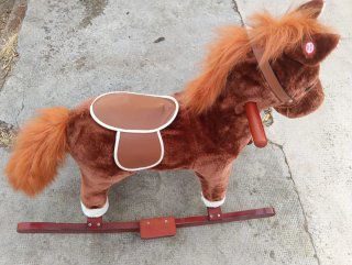 Caballito balancín marrón para niños