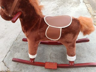 Caballito balancín marrón para niños