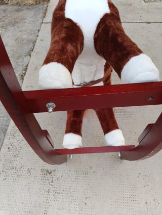 Caballito balancín marrón para niños