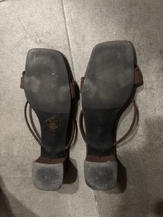 Sandalias marrones de tiras
