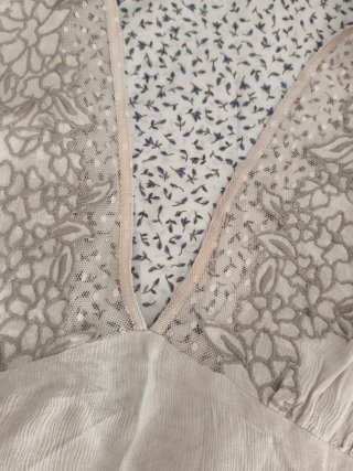 Blusa cuello pico con blonda Talla S
