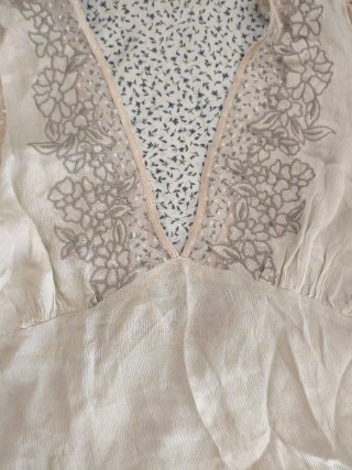 Blusa cuello pico con blonda Talla S