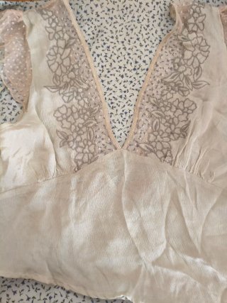 Blusa cuello pico con blonda Talla S