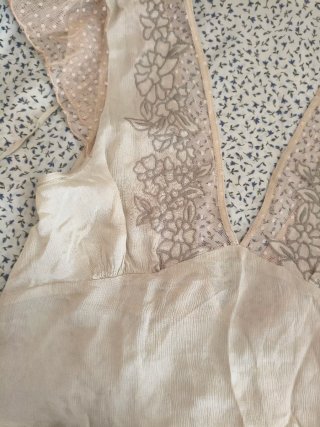 Blusa cuello pico con blonda Talla S