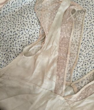 Blusa cuello pico con blonda Talla S