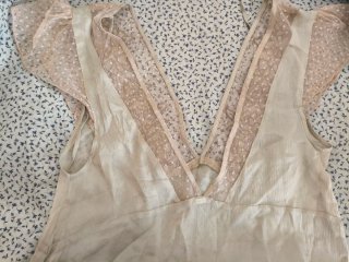 Blusa cuello pico con blonda Talla S