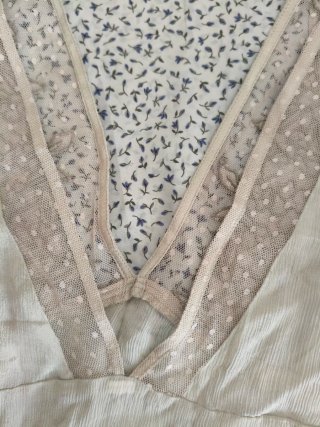 Blusa cuello pico con blonda Talla S
