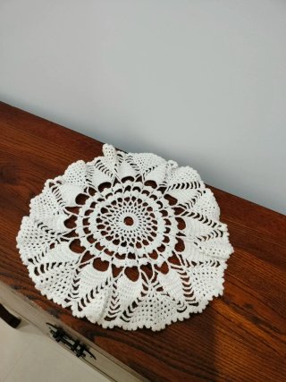 Tapete de ganchillo blanco hecho a mano