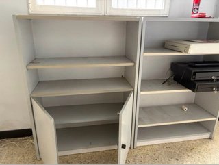 Estanterías de oficina blancas y negras