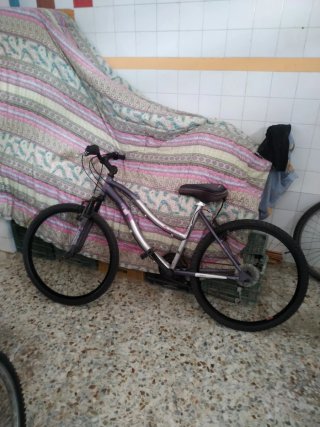 Bicicleta blanca de aluminio
