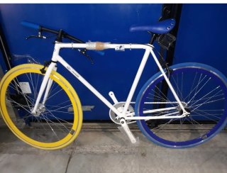 Bicicletta bianca con ruote gialle e blu