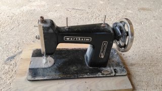 Máquina de coser Wertheim antigua