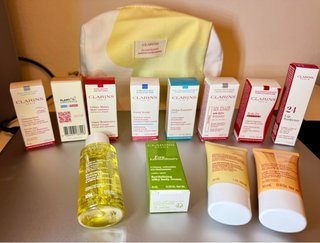 Kit de cuidados Clarins com 12 produtos