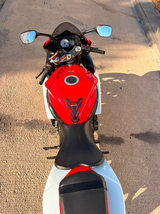 Suzuki GSX-R Roja y Blanca