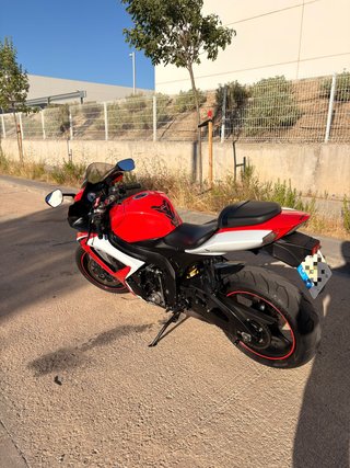 Suzuki GSX-R Roja y Blanca
