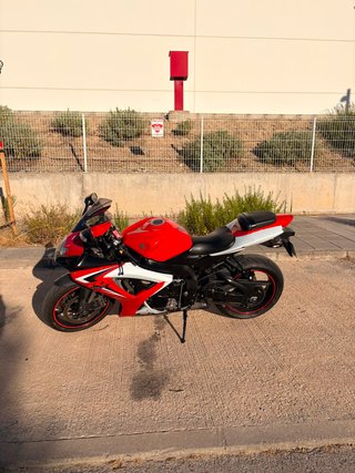 Suzuki GSX-R Roja y Blanca