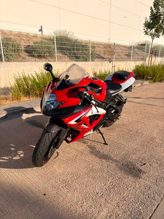 Suzuki GSX-R Roja y Blanca