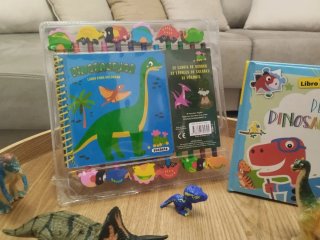 Lote Juguetes Dinosaurios y Libros