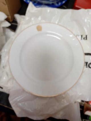 Plato de porcelana blanco con borde dorado
