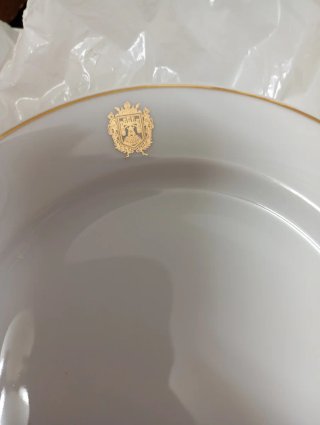 Plato de porcelana blanco con borde dorado