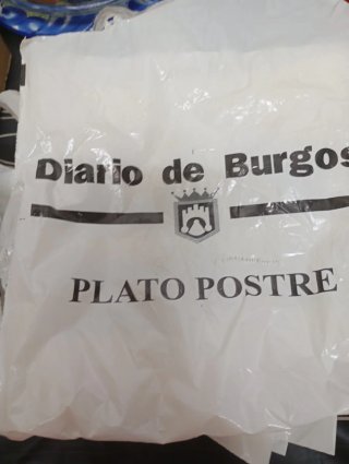 Plato de porcelana blanco con borde dorado