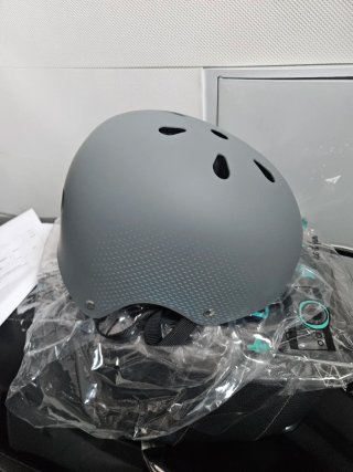 Casco Cecotec gris y verde sin estrenar