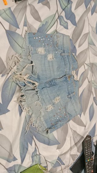 Shorts vaqueros desgastados con pedrería