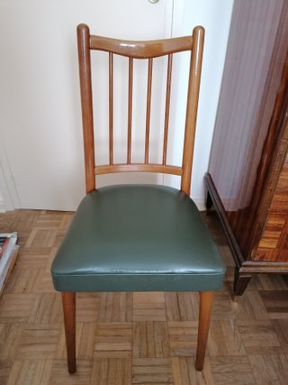 Silla de madera maciza con asiento de polipiel