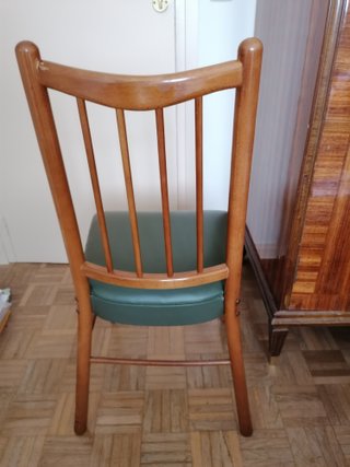 Silla de madera maciza con asiento de polipiel