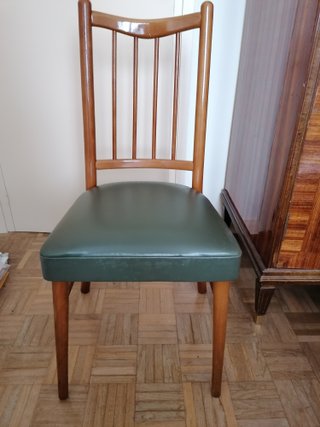 Silla de madera maciza con asiento de polipiel