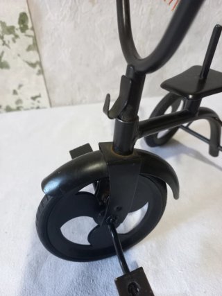 Triciclo de metal decorativo