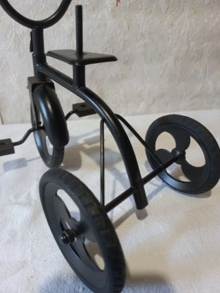 Triciclo de metal decorativo