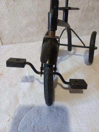 Triciclo de metal decorativo