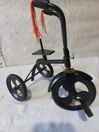 Triciclo de metal decorativo