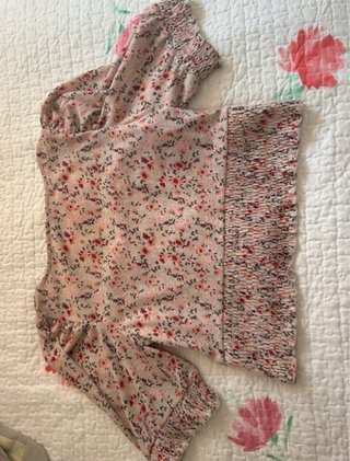 Blusa floral beige y rosa