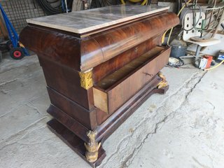 Cómoda de caoba con patas doradas