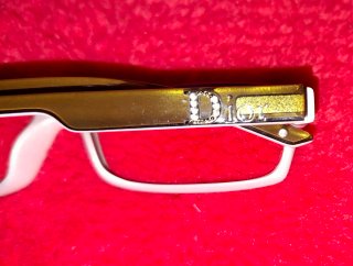 Gafas graduadas Dior marrones y rosa maquillaje.