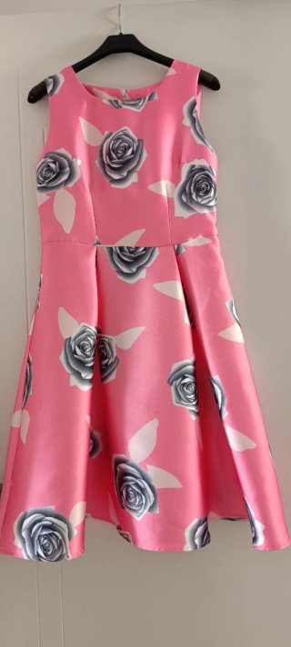 Vestido rosa con estampado de rosas