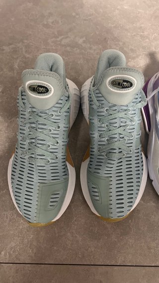 Nike y Adidas gris, verde azulado, blanco
